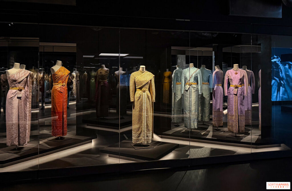 1277978 la mode en majeste haute couture tradition a la cour de thailande l expo au musee des arts decoratifs